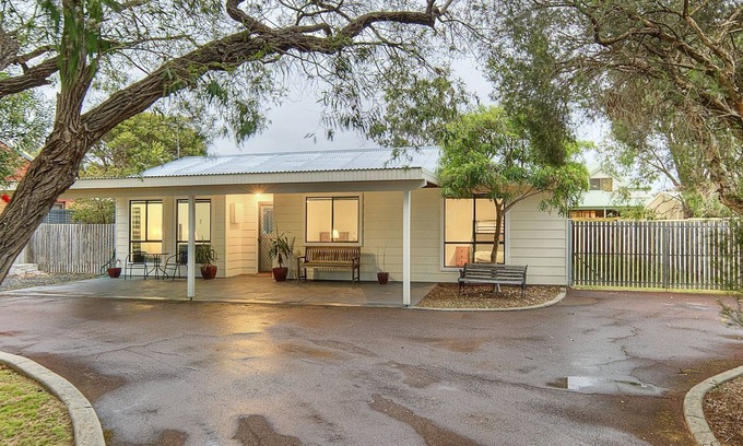Dunsborough House | Crescent Bay on Chieftain - easy walk to town or beach (STRA6281ZLXM6IRN)