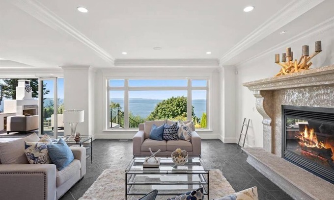 Crescent Beach House | Crescent beach deluxe house- 6 bedrooms