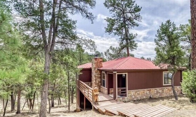 Ruidoso House | Crescent Moon Treehouse: with hot tub and pet friendly