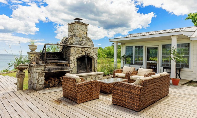 Waupoos House | Cressy House - WATERFRONT AND POOL
