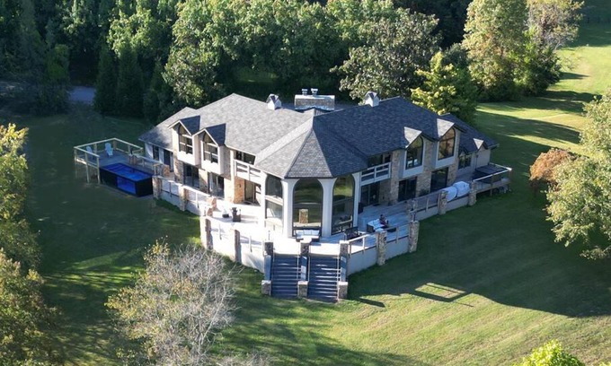 Pigeon Forge Villa | Crestview Estate 5 acres-heated pool-5min to strip