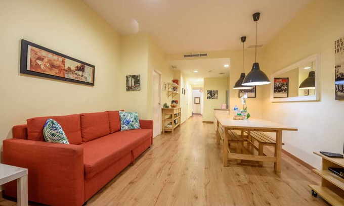 El Poble-sec Apartment | Creu - Ramblas Rentals Chic & Spacious Flat |Pool Table| 15m Ramblas