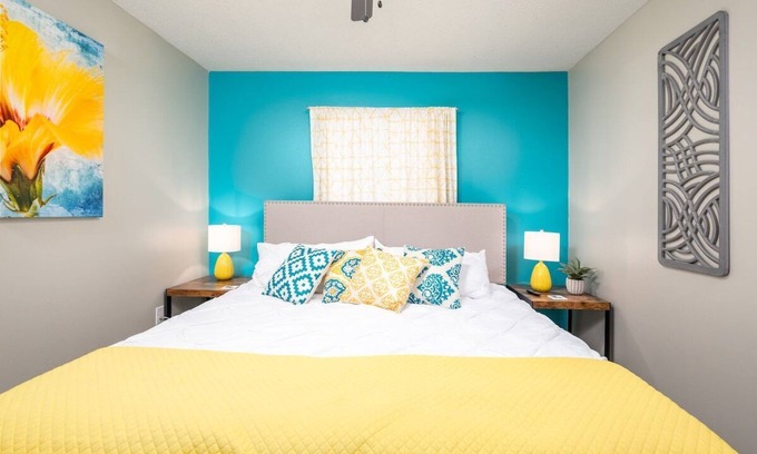 Pineville Apartment | Crew Ready 3 TVs Kitchen Parking W/D King Bed