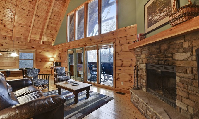 Gatlinburg - Pigeon Forge Cabin | Crimson Clover- Beautiful mountain view! And conveniently close to Downtown!
