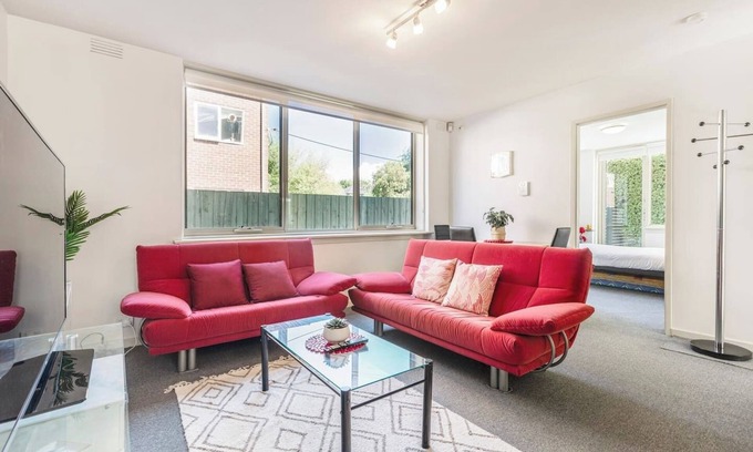 Hawthorn Apartment | Crimson Clover Cosy Retreat near Swinburne Uni