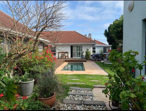 Bloubergstrand House | Crinum House and cottages in Bloubergstrand