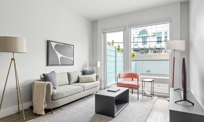 South Lake Union Apartment | Crisp South Lake Union 1BR w/Gym, W/D, by Blueground