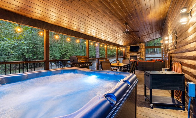 Broken Bow Cabin | Crkside Cabn~Secluded~Fall Discount!~Dog Friendly!