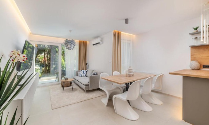 Vranjic Apartment | Cro.lo Modern Retreat