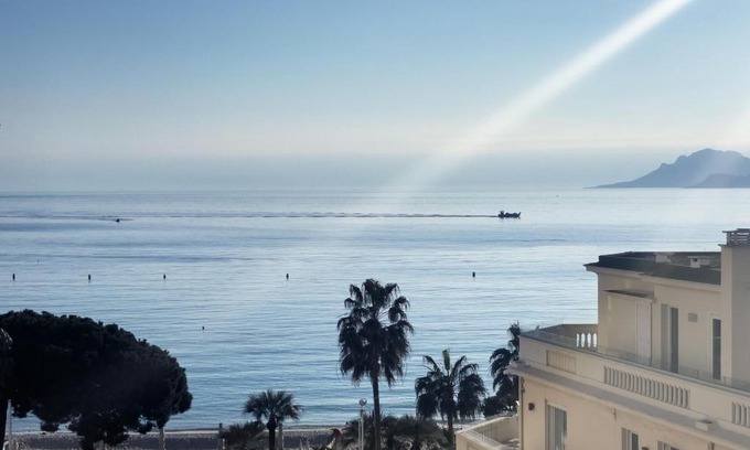 Cannes City Centre Apartment | CROISETTE VUE MER LATERALE