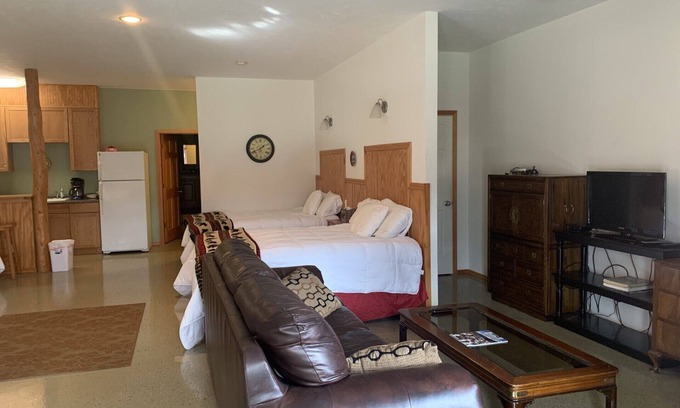 Cohoe Cabin | Crooked Creek Retreat- Large 5 bed suite, full kitchen + Fishing Gear Included!