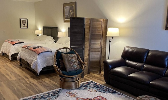 Cohoe Cabin | Crooked Creek Retreat- Spacious room on Creek, 2 Queen beds + Full Fishing Gear.