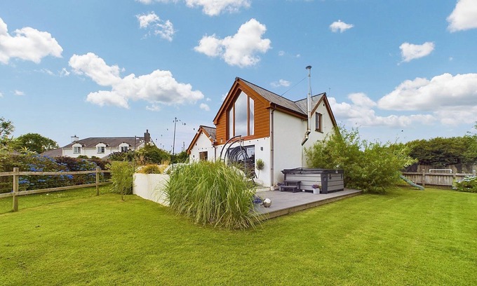 Bude House | Crosslands Cottage, Near Bude, Cornwall with hot tub, pet friendly
