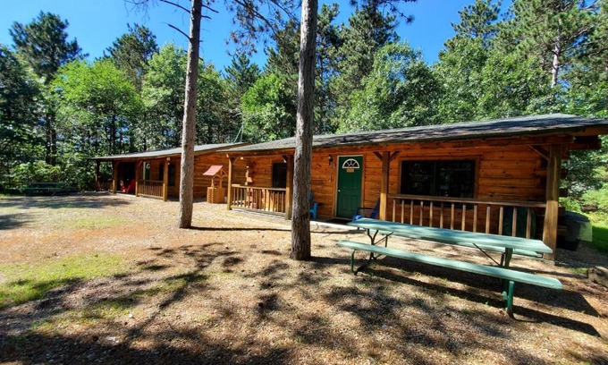 Montello Hotel | Crossroads motel & cabins