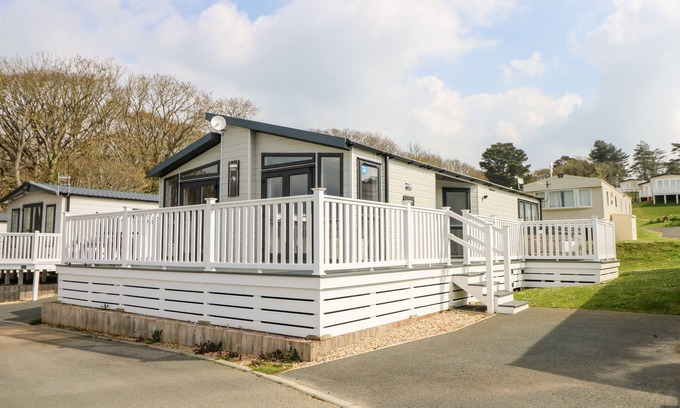 Bembridge Cottage | CROSSWINDS 67, pet friendly, with pool in Bembridge