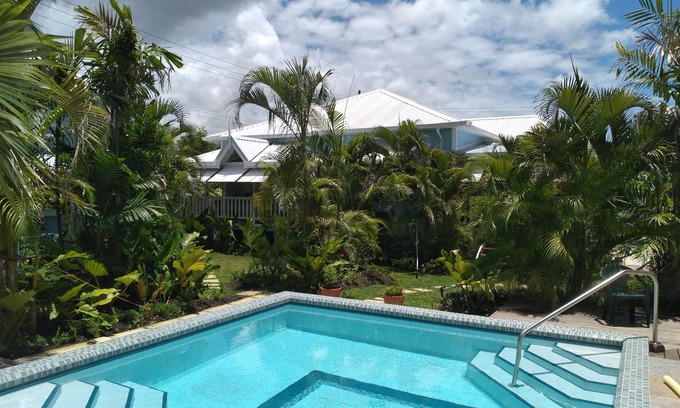 Hastings Apartment | Crotona Garden 2 Bed Apt, + Pool. Lush and Tropical. 2 Min Walk to Sea