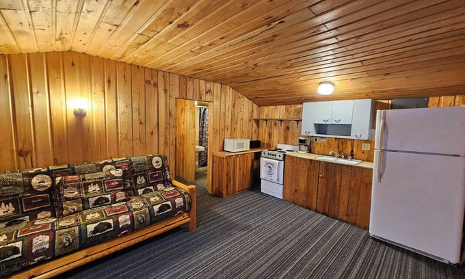Nevis Cabin | Crow Crest Lodge Resort Studio Cabin Northern Adventure, Stunning Sunsets