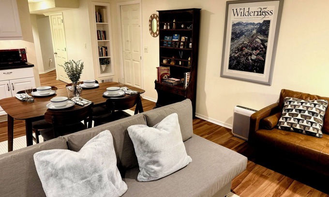Laurelhurst House | Crow Ridge - 5min from Hollywood MAX stop. 1b/1b with private entrance and patio