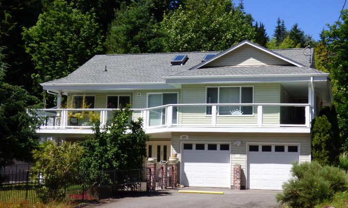 Lake Cowichan Bed & Breakfast | Crown House B&B