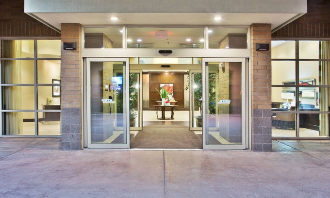 Midtown Anchorage Hotel | Crowne Plaza Anchorage Midtown by IHG