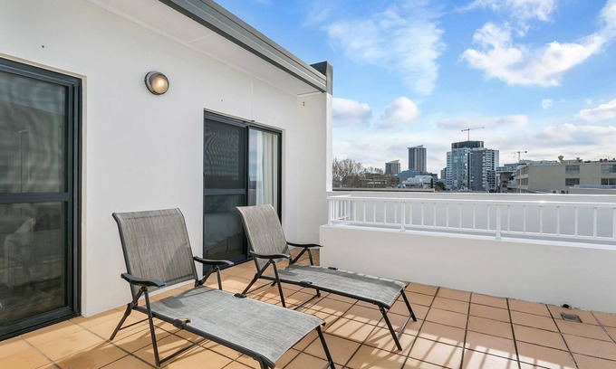 Crows Nest Apartment | Crows Nest- SANT4 - Pacific Hwy - Sunny 1BR with Huge Private Deck in Central Crows Nest Location