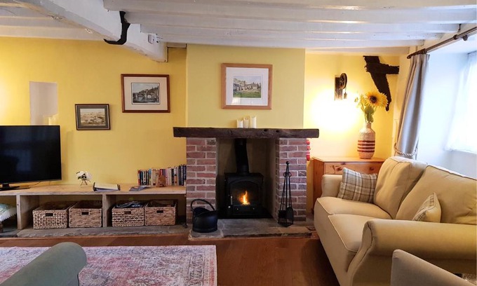 Pickering House | Cruck Cottage - Gorgeous 300 Year Old Cottage Mins from North Yorkshire Moors, Steam Trains and Picturesque Pickering