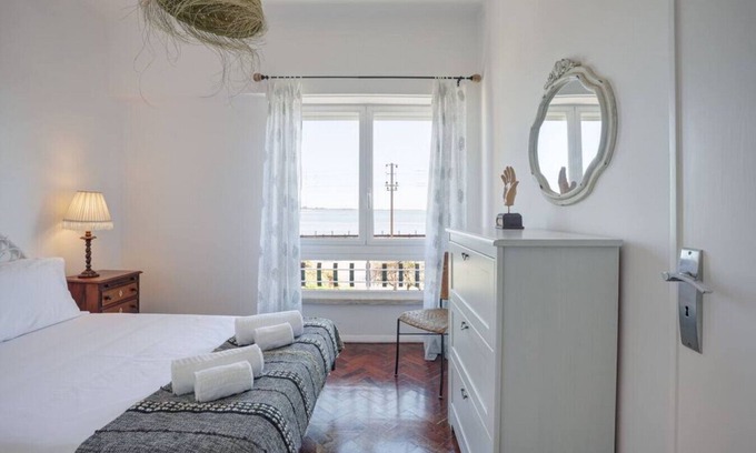 Linda-a-Velha Apartment | Cruz Quebrada · Charming TM Flat by the River