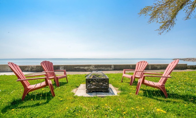 Crystal Beach House | Crystal Bay Getaway with full Lake Erie views!