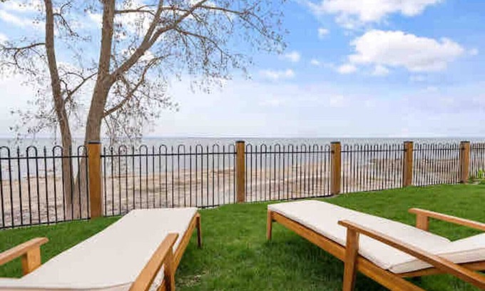 Crystal Beach House | Crystal Beach Executive Waterfront Lakehouse