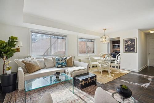 Aurora Highlands House | Crystal City Charm Free Parking 102