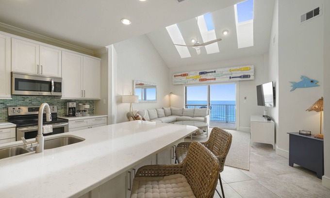 Fort Walton Beach - Destin Condo | Crystal Dunes 601 4BR Penthouse w/an effortless walk to the beach!