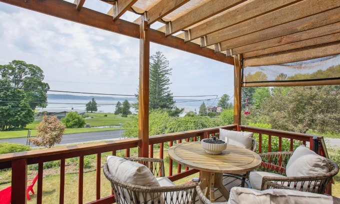 Beulah House | Crystal Lake Vacation Rental, 3 Mi to Betsie River