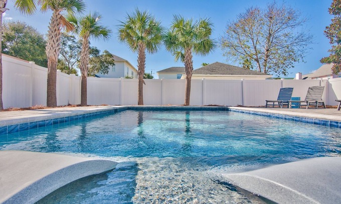 Crystal Beach House | Crystal Palms ~ Heated Resort Style Pool ~ New Luxury ~ Steps To Beach