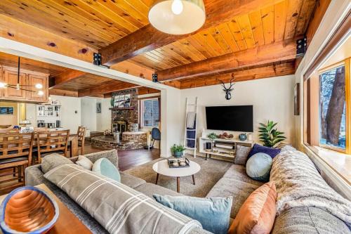 Sugarloaf House | Cub's Cabin ~ Alpine retreat with private hot tub, enclosed yard & wood fireplace