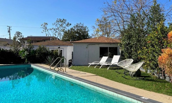Ladera Heights House | Cubier: Modern House by the pool in LA (MK4-LAD)
