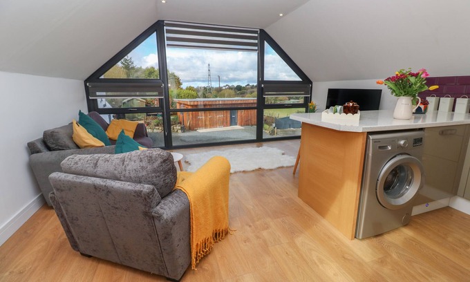 Mabe Cottage | CUCKOO'S REST, romantic, with a garden in Penryn