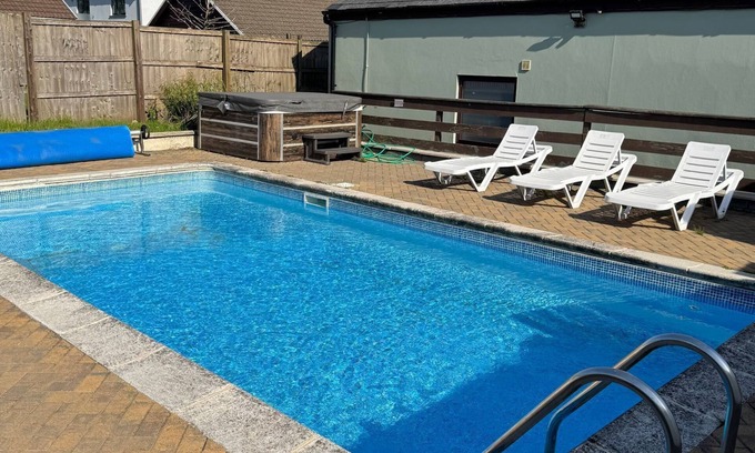 Llanteg House | CUDDFAN, family friendly, with pool in Llanteg
