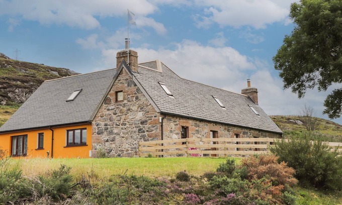 Forsinard House | CUILFEARNE CROFT, pet friendly, character holiday cottage in Thurso