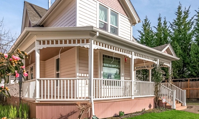 McMinnville House | Culinary + Wine Delights on Your Doorstep | Dog-Friendly House + Yard