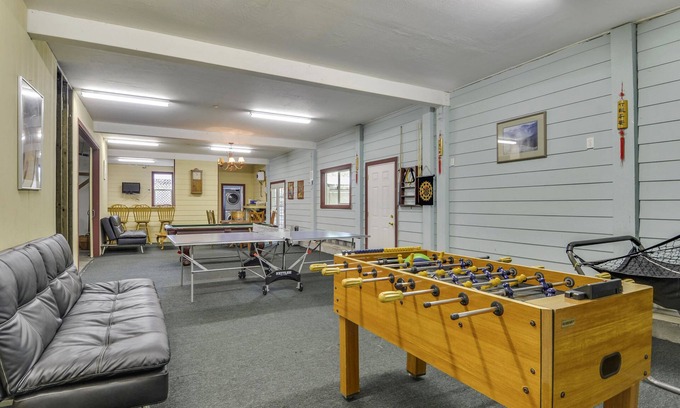 Guerneville House | Culture Blend ~ Great Group Getaway, Hot Tub, River Access, Game Room, BBQ!