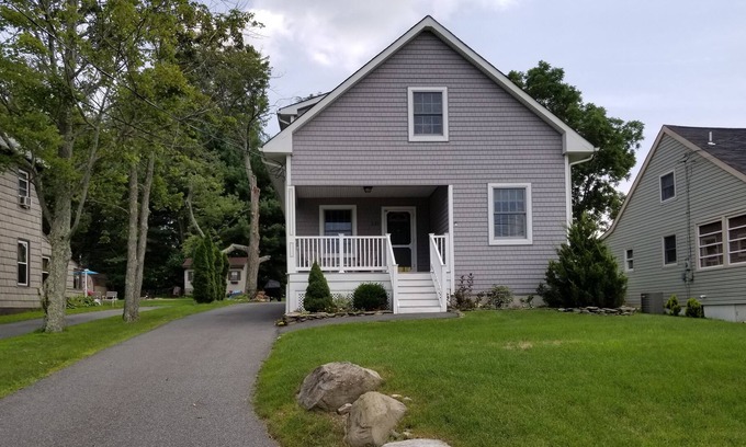 Frankford Cottage | Culver Lake Beach House is steps away from beautiful Beach