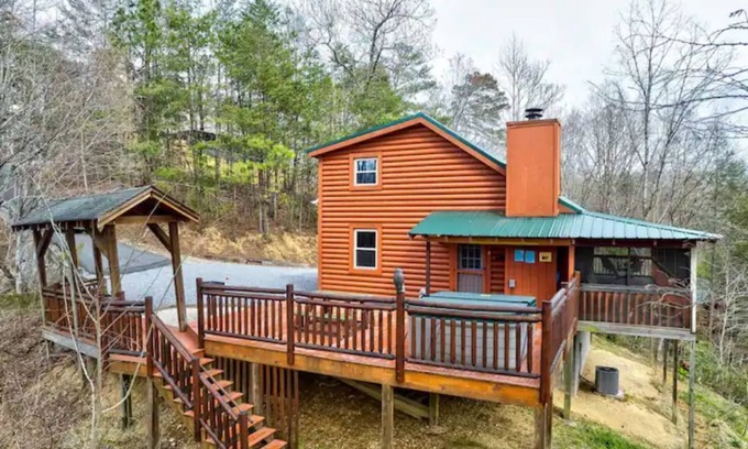 Gatlinburg - Pigeon Forge Cabin | Cupid's Haven: Private Cabin Close To All
