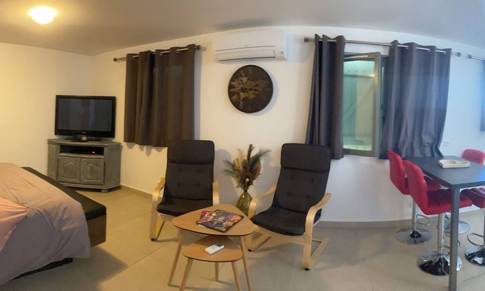 Montmeyan Apartment | CUPIDON 2 4 pers. Bathtub - balneotherapy. Love nest Night of MEMORIES
