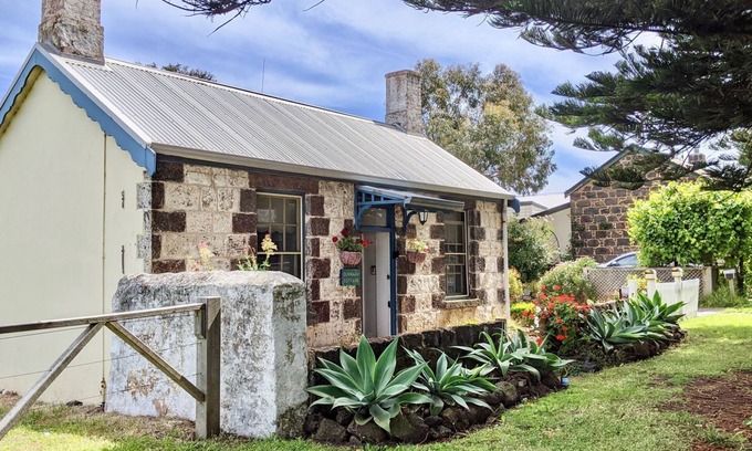 Port Fairy Cottage | Curragh Cottage is one of two quaint historic one bedroom cottages in Port Fairy
