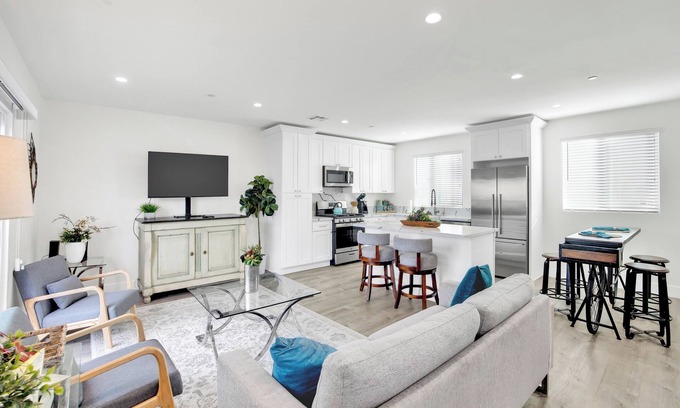 Hawthorne Apartment | Cushy New Condo Oasis -Near Beaches & Sofi Stadium