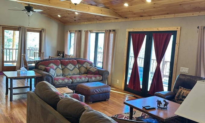 Eminence Cabin | Custom 3-bedroom lodge with AC, WiFi in wonderful Eminence