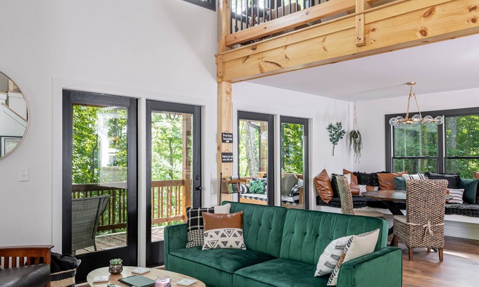 Hendersonville Cabin | Custom-built Modern Cabin next to Winery, mountain views, pet friendly