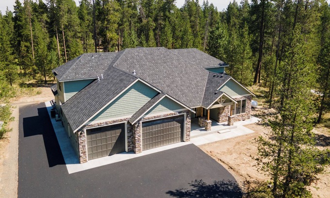 Three Rivers House | Custom home, 1.17 acres, 5 beds, 5 bath, sleeps 12+, Hot Tub, 80" TV, Pool Table
