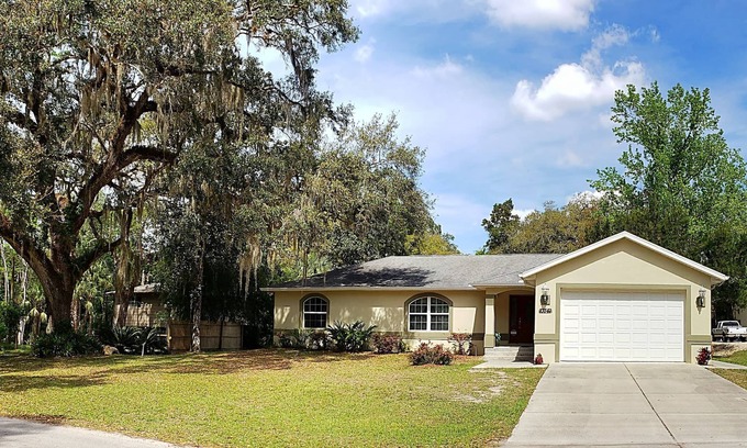 Homosassa House | Custom home great local, boat parking, near dock, food, scalloping, Manatee.