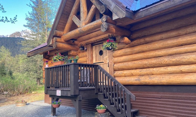 Seward Cabin | Custom Spruce Open Concept Log Cabin w/Firepit & BBQ
